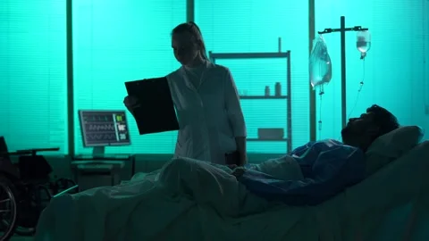 Full-sized silhouette video of a double amputee laying in a hospital bed. A Vidéo 251893875