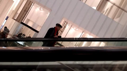Full speed on the escalator Vidéo 125101465
