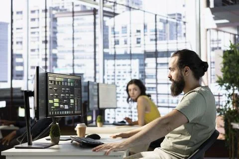 Full stack developer conducting tests to optimize machine learning Foto stock