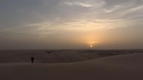 Full sunset on sand dunes around Chinguetti, Sahara desert, Mauritania Vídeo Stock 149861089