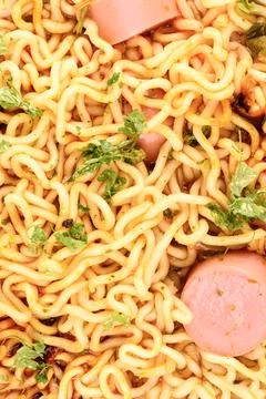 Full vertical frame of ready-made instant noodles with sausages. Stockfoto's