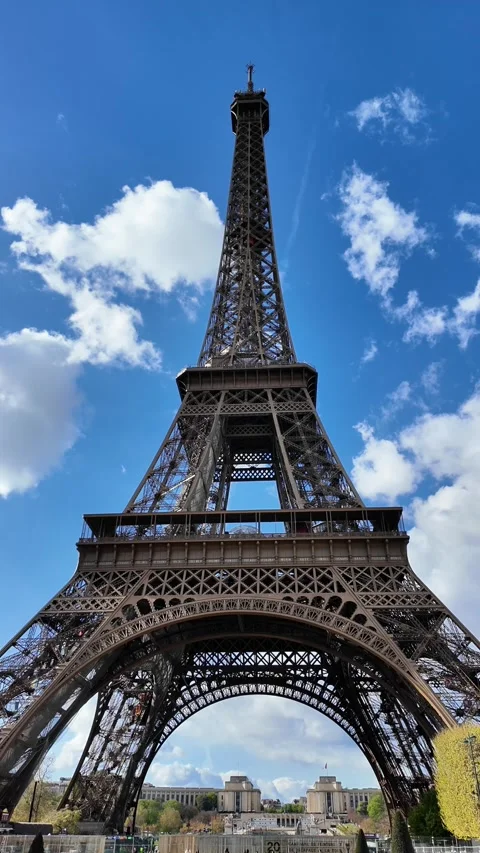 Full Vertical Low-Angle Shot of the Eiffel Tower with Blue Sky Vídeos de archivo 332602110
