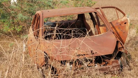 Full view of crashed car along the road, Rusted car footage Video stock 151835369