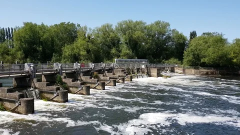 Full view of a weir on the river Thames on a sunny day, 4K Stock Footage 111491462