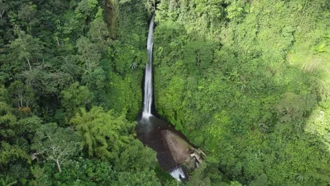 Full waterfall hover wide Vídeo Stock 329882910