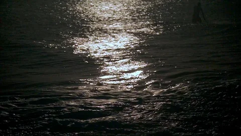 Full waves shot with sunset reflection and a stand up paddler Vidéo 93520909