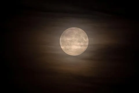 A full yellow moon in the clouds. Foto stock