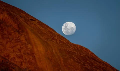 The Fullmoon rises over Spitzkoppe in Namibia Foto stock