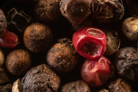 Fullscreen macro closeup with shallow depth of field of unmilled red, green,  Foto stock