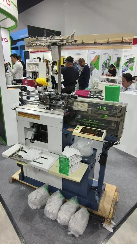 A fully computerized, high-speed intelligent glove knitting machine Видео 336838871