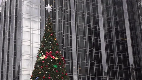 Fully decorated Christmas tree with office building in background 4k 库存影片 132764547