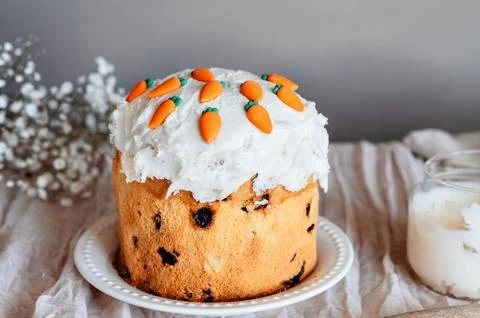 Fully decorated homemade Easter cake placed on a tablecloth. Foto stock
