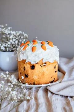 Fully decorated homemade Easter cake placed on a tablecloth. Foto stock