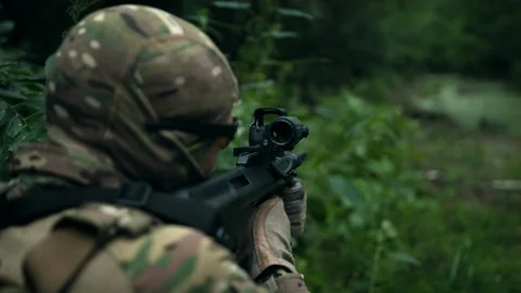 Fully equipped soldier leads fire support. Shot at the target. 스톡 동영상 107792355