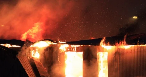 Fully involved fire factory Vídeos de archivo 104769600