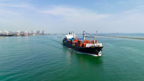 Fully Loaded Container Cargo Ship Navigating Calm Ocean Waters Near Seaport.. Stockfoto's