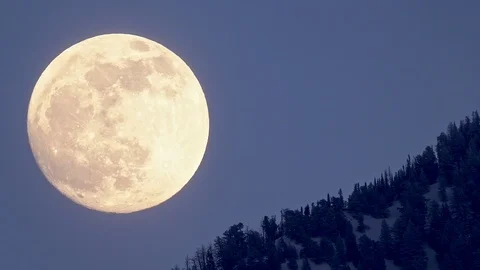 Fully moon rising over mountain slope at dusk Vídeo Stock 122580767