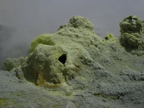 Fumarole in active crater of Mutnovsky volcano, Kamchatka Russia Foto stock