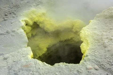 Fumarole activity in crater of Mutnovsky volcano 스톡 사진