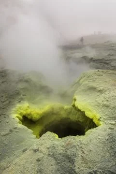 Fumarole activity in crater of Mutnovsky volcano 스톡 사진