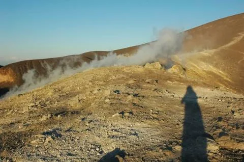 Fumaroles on the crater of the volcano Foto stock