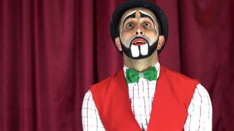 A fun clown juggles with oranges Stock-Footage 85017684