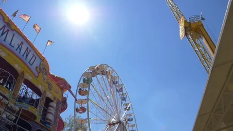 Fun Fair - Ferris Wheel In Slow Motion With Lens Flare Stockbeeldmateriaal 95085810