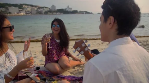 Fun group of Friends singing and party on the beach in Japan white sand drink Vídeo Stock 64346455