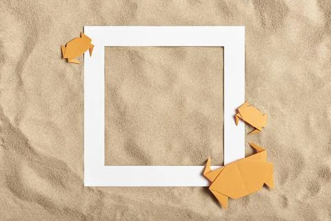 Fun layout, sand background, paper crabs and blank card: summer, beach, vacat Foto stock