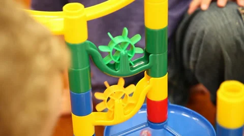 Fun marble toy game. Vídeos de archivo 35947709