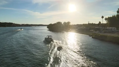 Fun In The River With Boats And Inner Tubes Vídeo Stock 209302895