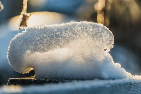 A fun small snowdrift of white snow with yellow sunshine and bokeh light at s Stock-Fotos