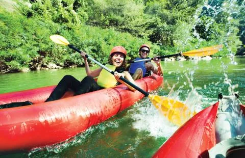 Fun splashing canoe river Foto stock