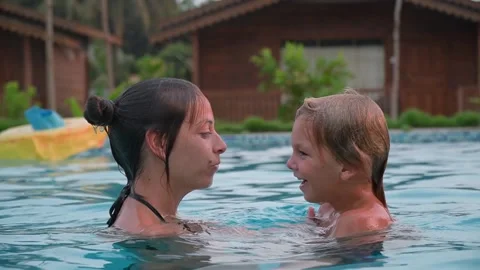 Fun time. Games with children in the pool. parental attention. Vídeo Stock 178544193