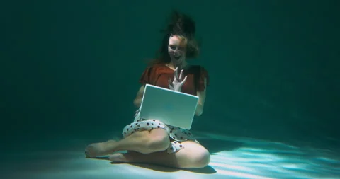 FUN WEB CONFERENCE CONCEPT Young beautiful freelancer woman talks to friends Stock Footage 171429328