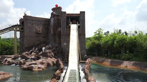 Fun wet roller coaster boat going down the hill into a splashing pool of water Video stock 39712074