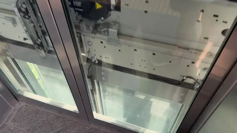 The function and internal structure of the clear glass elevator. 스톡 동영상 273786231