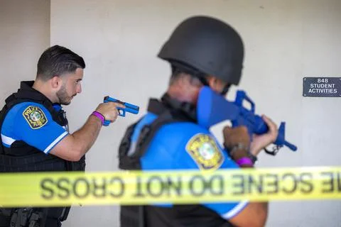 Functional active shooter drill at the Hialeah Senior High School in Hialeah, US 库存照片