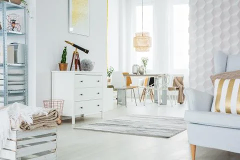 Functional apartment in white 库存照片