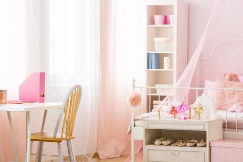 Functional pink room with bed Foto stock