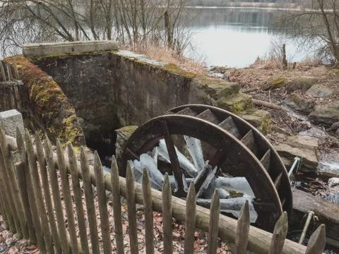 Functional wheel of a small water mill in Treffelstein Forest on Silbersee La Foto stock