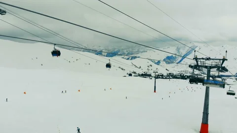 Functioning cable tramway in the mountain resort Video stock 119149931