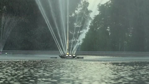 Functioning decorative fountain in the center of the lake in a city park. 動画素材 198992000