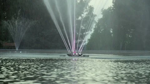 Functioning decorative fountain in the center of the lake in a city park. Video stock 198992016
