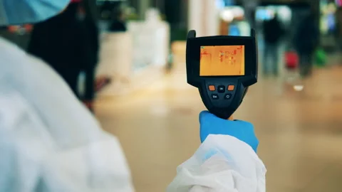 Functioning infrared camera in the hands of a medical worker 動画素材 142385865