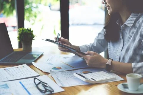 Fund managers researching and analysis Investment stock market by paperwork at Foto stock