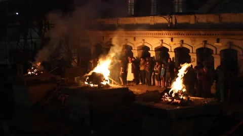 Funeral pyres in the night 库存影片 59117514