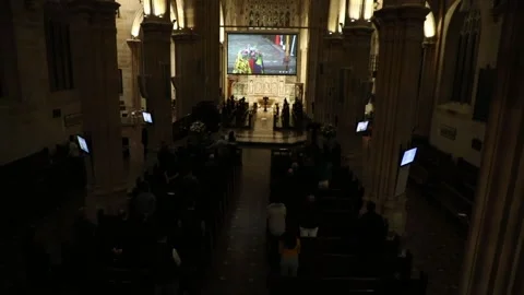 Funeral of the Queen shown on big screen at St Andrew’s Cathedral Видео 211401532