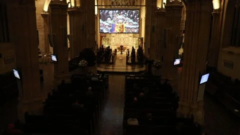 Funeral of the Queen shown on big screen at St Andrew’s Cathedral Видео 211401855