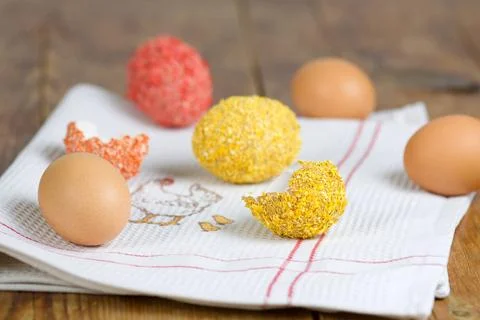 Fünf Eier Ostereier mit Eierschalensplittern beschichtet Copyright: xZoona.. Stock Photos